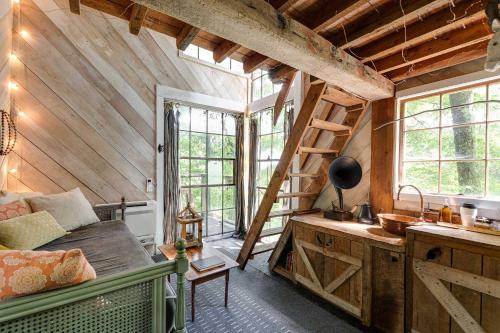 Treetop Hideaways: Luna Loft Treehouse
