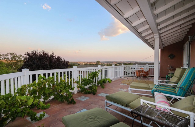 Treetop Lodge - Lose yourself in the views on the westside, close to downtown.