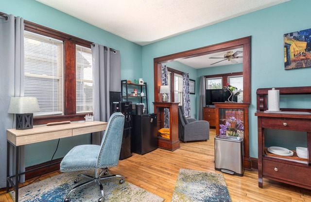 Tremont 1BR Pet Friendly, Private w/dedicated workspace and soaking tub!
