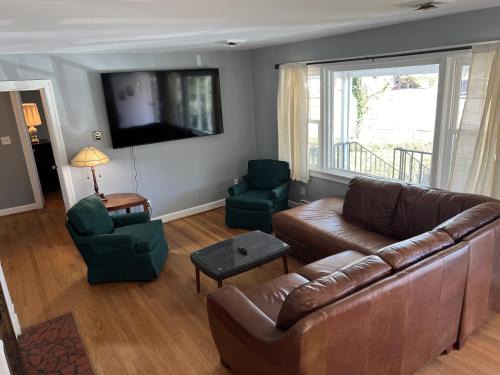 Tri-Level home - 5 BR 2 BA - Extended Stays, Wi-Fi home