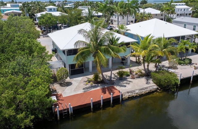 Tropical 3BR on Canal – Dock for 30' Boat, Outdoor Shower, Bikes, Sleeps 6