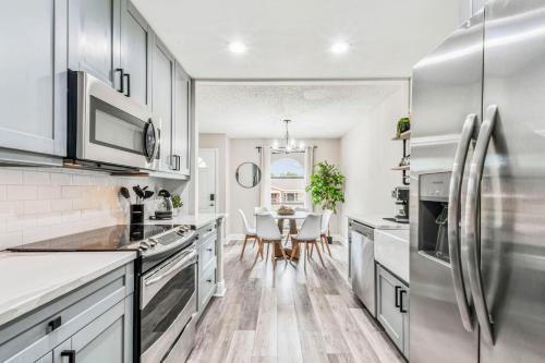 Tropical Haven- Pet & Family Friendly, Hot Tub, Fire Pit, Deck, Grill, 5 min to Beach