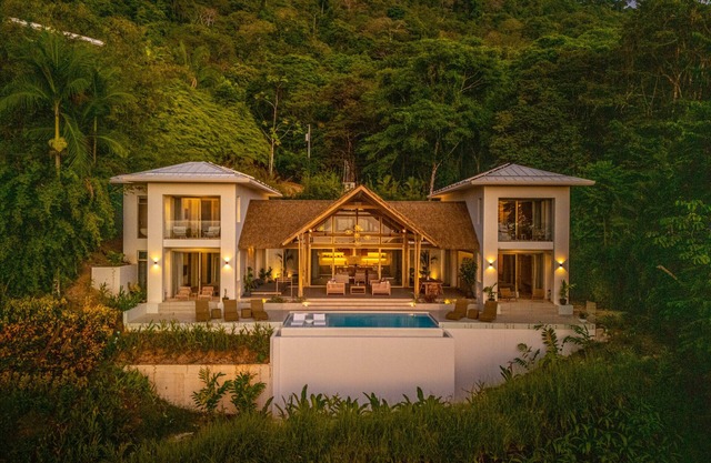 Tropical Oceanview Retreat: 11BR for 27 Guests