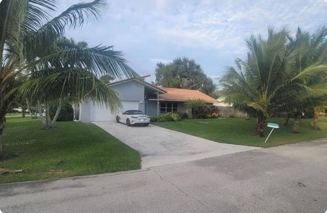 Tropical paradise - 3 bedrooms, a pool & a Tiki Hut in beautiful Jupiter Florida