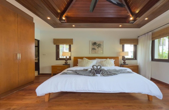 Tropical Poolside Villa SGB4