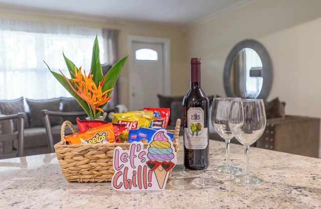 Tropical Vibes! Spacious 3BD/2BA, BBQ, Parking & more -10 min to Best Locations