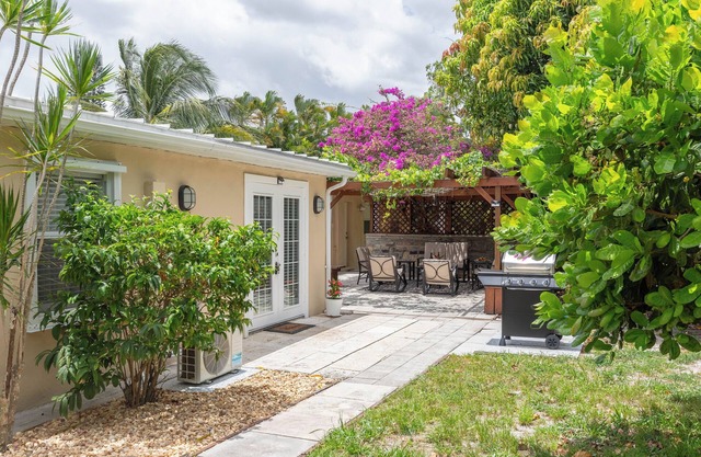 Tropical Vibes! Spacious 5BD/3BA, BBQ, Parking & more -10 min to Best Locations