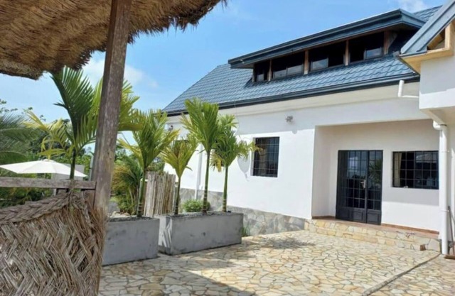 Tropical villa with view of the Atlantic Ocean