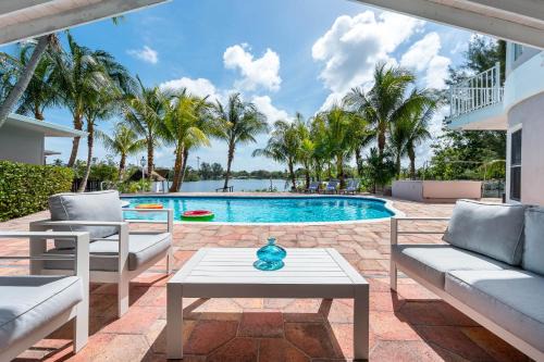 Tropical Waterfront Family Oasis - Amazing Location