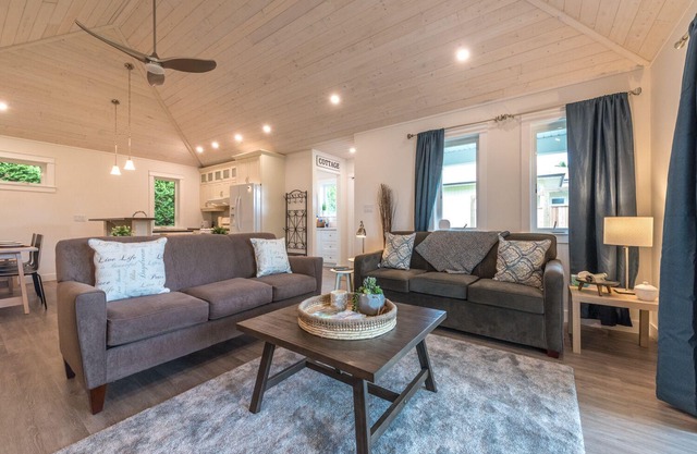 Trout Creek Charmer Steps to Okanagan Lake, Tennis Courts & Winery