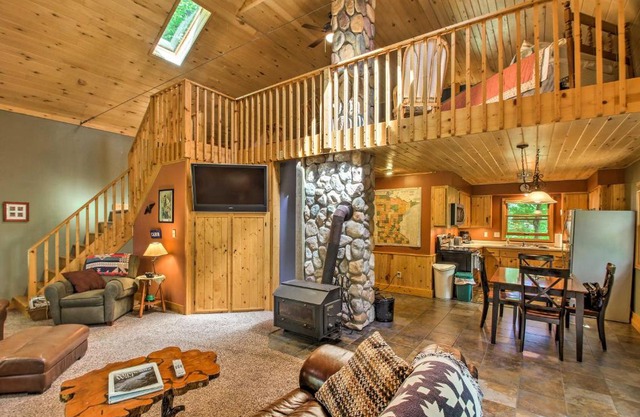 Trout Lake Cabin with Private Dock, Kayaks and Loft!