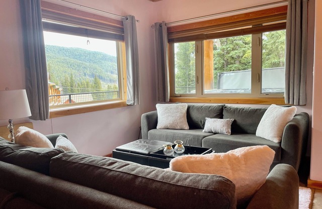 True ski in/out with private hot tub and valley views