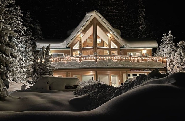 True Ski In/Ski Out Family Friendly Hot Tub Alpine Aerie Chalet