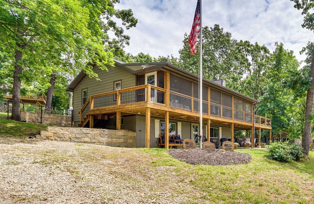 Truman Lake Retreat: Large Deck & On-Site Fishing!