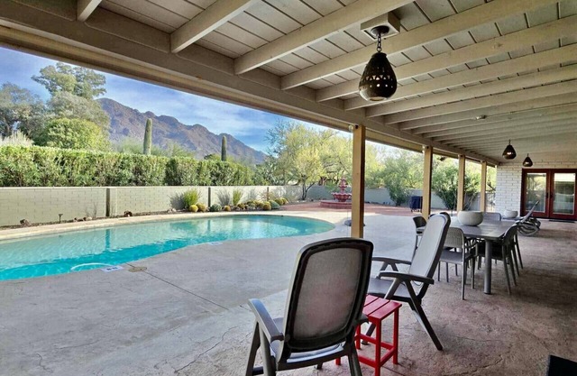 @TucsonMuralHouse w/pool & hot tub on golf course