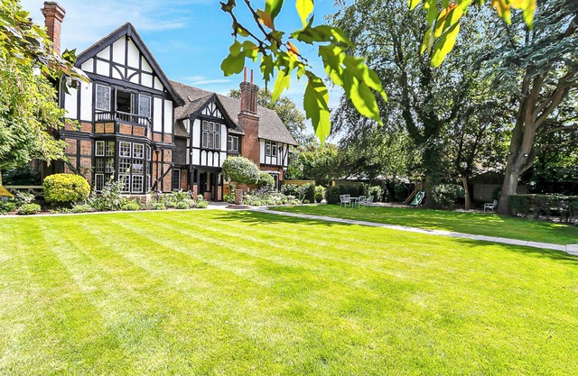 TUDOR GRANGE, family friendly, luxury holiday cottage in Bournemouth