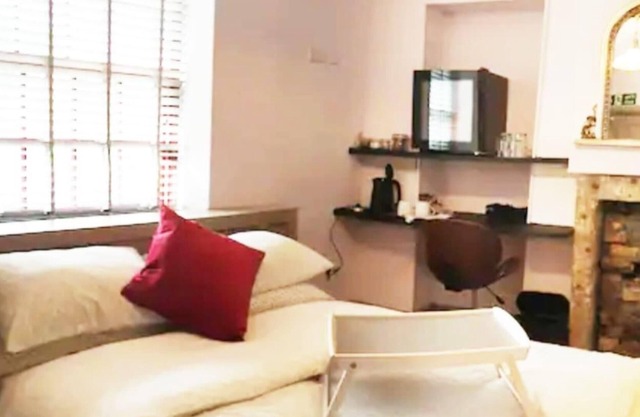 Turner - En-suite Room in Canalside Guesthouse