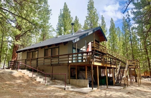Twin Lakes,CA. Views, Beautifully Decorated, Private/Quiet; Fish in the Creek