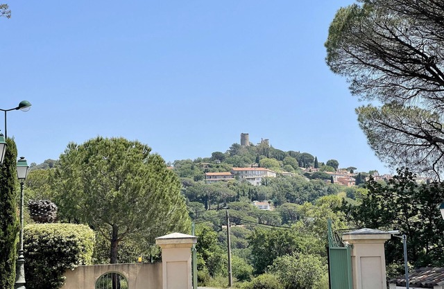 Two bed apartment with Pool close to Grimaud Village