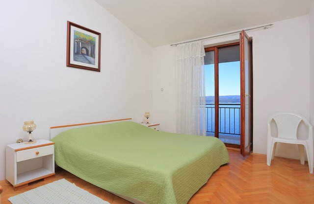 Two bedroom apartment with terrace and sea view Mimice, Omiš (A-18148-a)
