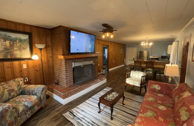 Two-bedroom/One bath Waterfront Cottage with Dock