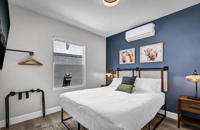 Two Bedroom-Queen in Master. Heart of Downtown Vista