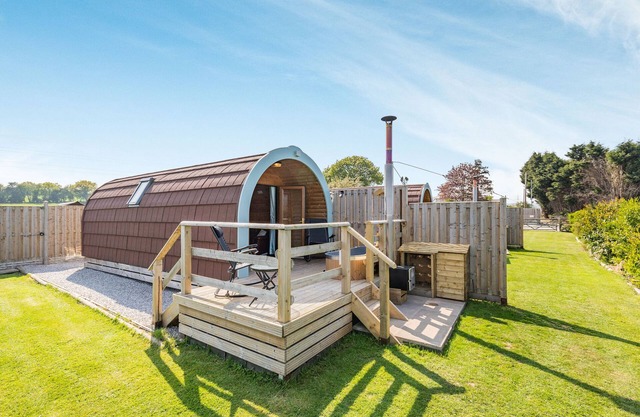 TWO HOOTS, romantic, character holiday cottage in Northop