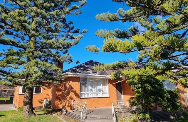 Two Pines, house near airport and shopping!