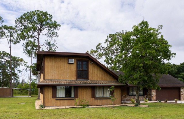 Two-story, dog-friendly farmhouse with a lotus pond, washer/dryer, & WiFi