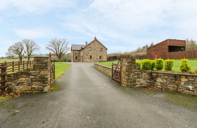 TY BERLLAN, pet friendly, with hot tub in Caersws