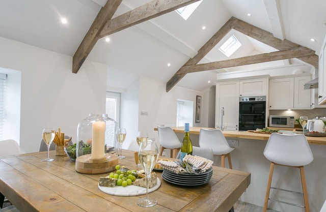 Ty Capel - a dog that sleeps 8 guests in 4 bedrooms