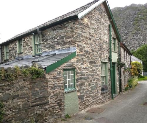 Ty Hen - Quirky Grade II Listed Cottage