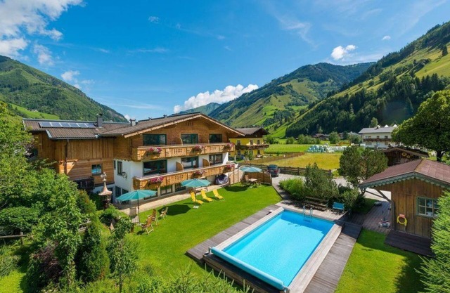 Type 4 App. Lercheck - living room + 2 bed. - Luggau, guest house