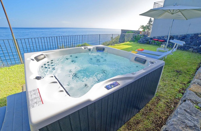 Typical house on the sea, unforgettable views, panoramic Jacuzzi, access to the sea