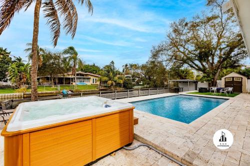 Uhost AI - Luxurious 5B Home w Pool & Lounge