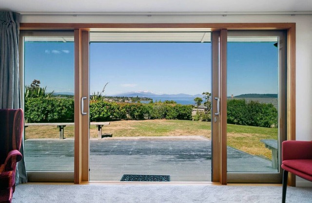 Ultimate Retreat - Spacious with stunning lake views, natural mineral spa and underfloor heating.