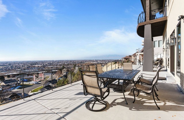 Unforgettable views, deck, BBQ, sleeps 13, 4br4ba