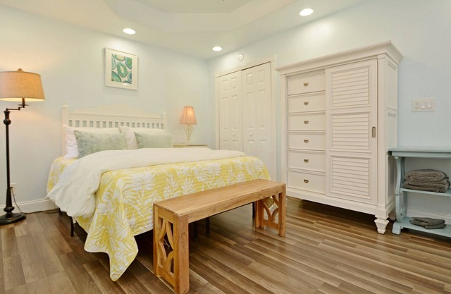 Unique 1 BR Cottage Near the River with Private Patio