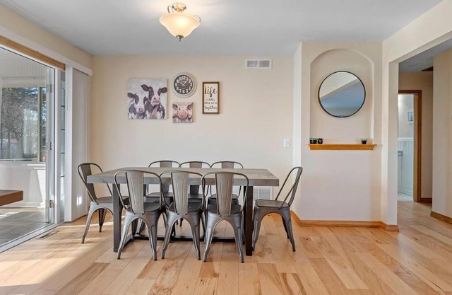 Unique 4 Season Porch 6 Queen Beds HUGE Space