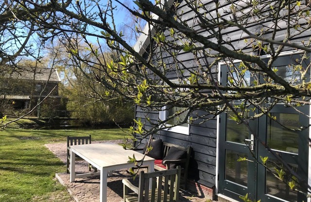 Unique cottage at the lake IJSSELMEER