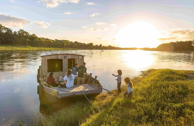 Unique cruise of several days with Houseboat on Loire