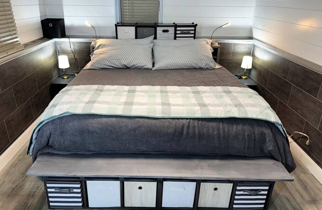 Unique Discreet Hidden Entrance. Sleep in with 2pm checkout!