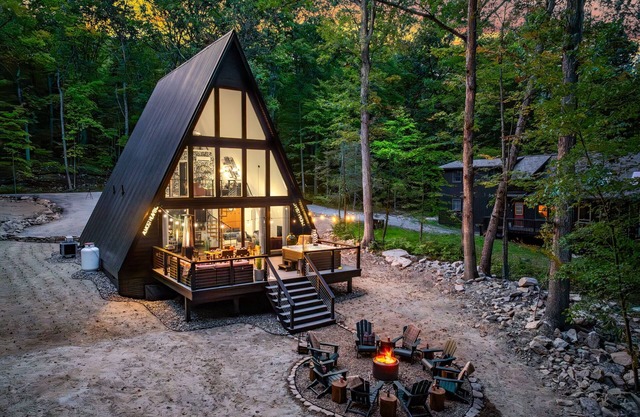 Unique & Luxe Gem: Hot Tub, Fire Pit, Office, Community Pool