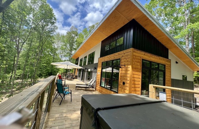 Unique modern home with Hot tub on 10 acres with King size bed near Chattanooga