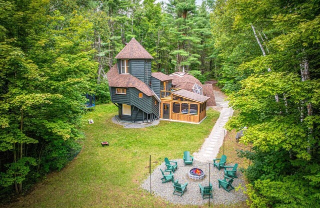 Unique Muskoka Retreat w/Hot Tub on 10 Acres