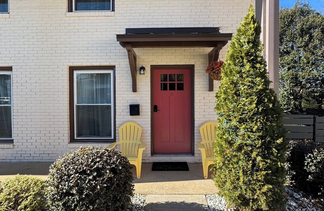 Unique, professionally designed amenity-rich 2-bedroom townhome in Uptown CLT