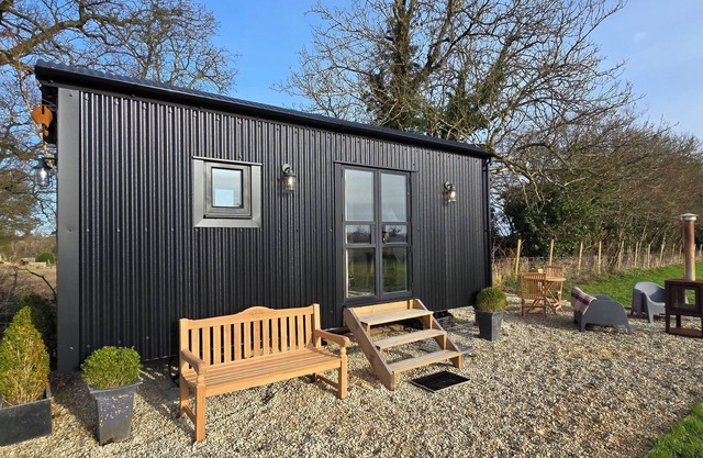 Unique Shepherd's Hut in the Cotswolds, pet friendly, a glorious retreat