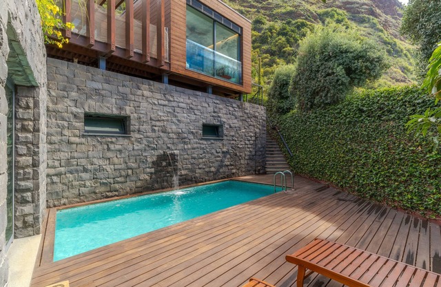 Unit with shared Pool And Sea Views At Hub Of The Village, Biologic Cropland