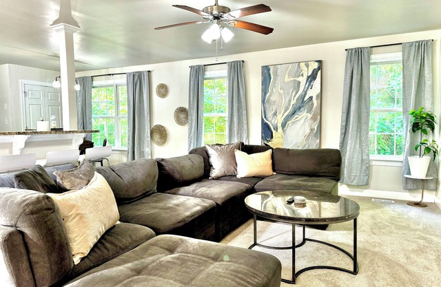 University City 4BR Retreat: Style & Space for 10