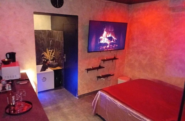 Unusual love cocoon with jacuzzi in the heart of the city love room incredible night